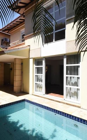 Casa de condomínio à venda com 456m², 3 quartos e 4 vagas Casa de condomínio à venda com 456m², 3 quartos e 4 vagasFundos da Casa