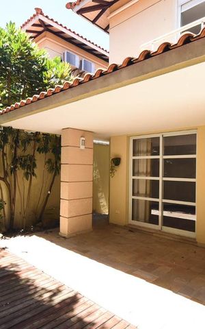 Casa de condomínio à venda com 456m², 3 quartos e 4 vagas Casa de condomínio à venda com 456m², 3 quartos e 4 vagasFundos da Casa