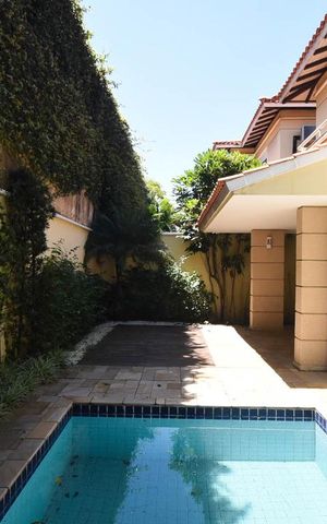 Casa de condomínio à venda com 456m², 3 quartos e 4 vagas Casa de condomínio à venda com 456m², 3 quartos e 4 vagasFundos da Casa