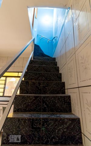 Casa à venda com 80m², 2 quartos e 1 vagaEscada para quartos