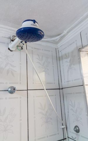 Casa à venda com 80m², 2 quartos e 1 vagaChuveiro