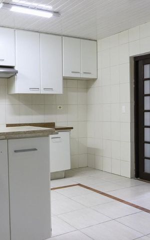 Casa à venda com 275m², 4 quartos e 6 vagas Casa à venda com 275m², 4 quartos e 6 vagasCozinha - Armários