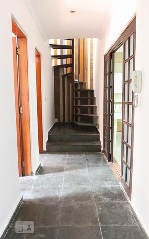 Casa à venda com 275m², 4 quartos e 6 vagas Casa à venda com 275m², 4 quartos e 6 vagasCorredor
