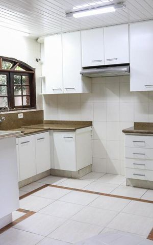 Casa à venda com 275m², 4 quartos e 6 vagas Casa à venda com 275m², 4 quartos e 6 vagasCozinha