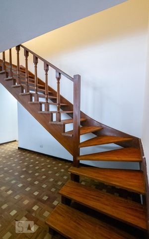 Casa à venda com 112m², 3 quartos e 2 vagas Casa à venda com 112m², 3 quartos e 2 vagasEscada