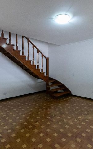 Casa à venda com 112m², 3 quartos e 2 vagas Casa à venda com 112m², 3 quartos e 2 vagasSala