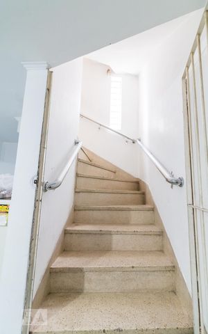 Casa para alugar com 232m², 3 quartos e 3 vagasEscada - cozinha