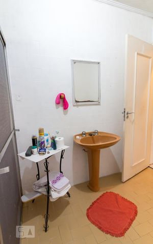 Casa para alugar com 232m², 3 quartos e 3 vagasBanheiro social