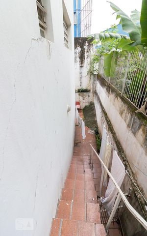 Casa para alugar com 232m², 3 quartos e 3 vagasEscada lateral externa