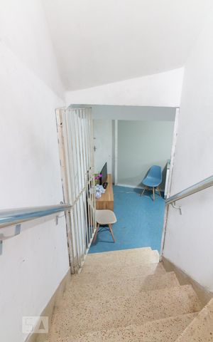 Casa para alugar com 232m², 3 quartos e 3 vagasEscada - cozinha