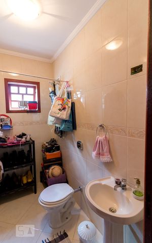 Casa à venda com 159m², 3 quartos e 4 vagasBanheiro social 2