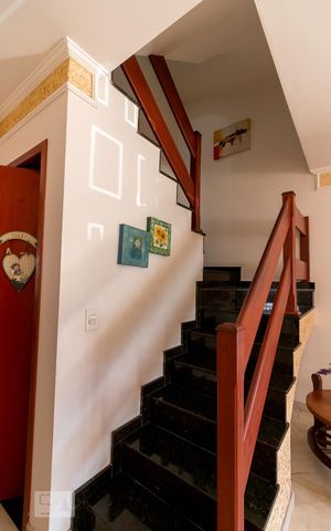 Casa à venda com 159m², 3 quartos e 4 vagasEscada