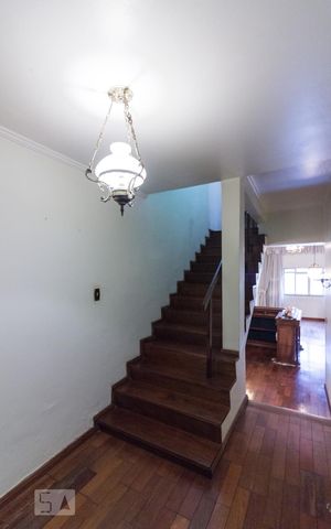 Casa à venda com 300m², 3 quartos e 3 vagasEscadas