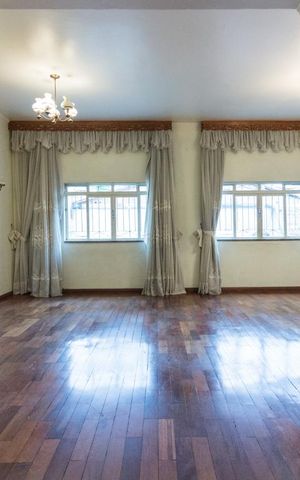 Casa à venda com 300m², 3 quartos e 3 vagasSala