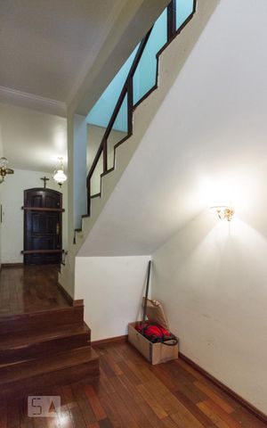 Casa à venda com 300m², 3 quartos e 3 vagasEscadas
