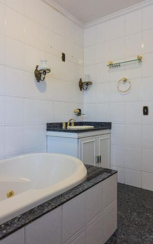 Casa à venda com 300m², 3 quartos e 3 vagasBanheiro Suite