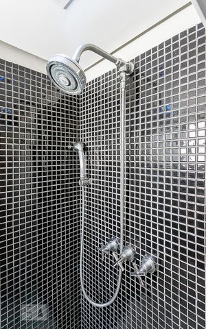 Apartamento à venda com 176m², 3 quartos e 2 vagas Apartamento à venda com 176m², 3 quartos e 2 vagasChuveiro do Banheiro da Suite