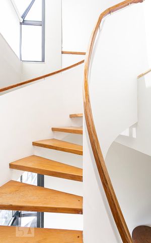 Apartamento à venda com 176m², 3 quartos e 2 vagas Apartamento à venda com 176m², 3 quartos e 2 vagasEscadas
