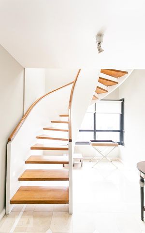 Apartamento à venda com 176m², 3 quartos e 2 vagas Apartamento à venda com 176m², 3 quartos e 2 vagasEscadas
