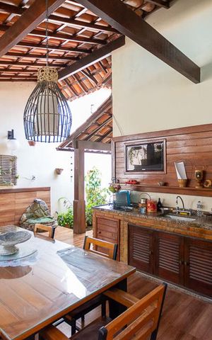 Casa à venda com 500m², 4 quartos e 2 vagas Casa à venda com 500m², 4 quartos e 2 vagasVaranda de trás