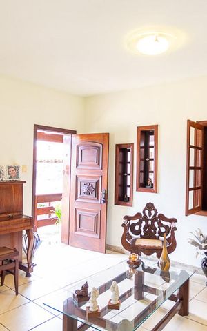Casa à venda com 500m², 4 quartos e 2 vagas Casa à venda com 500m², 4 quartos e 2 vagasSala