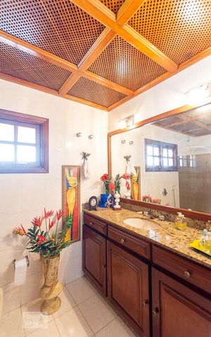 Casa à venda com 500m², 4 quartos e 2 vagas Casa à venda com 500m², 4 quartos e 2 vagasBanheiro Social
