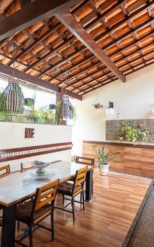 Casa à venda com 500m², 4 quartos e 2 vagas Casa à venda com 500m², 4 quartos e 2 vagasVaranda de trás