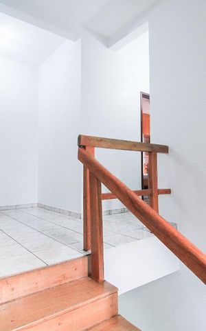 Casa à venda com 240m², 4 quartos e 2 vagasEscada de acesso aos Quartos