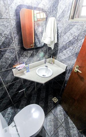 Casa à venda com 240m², 4 quartos e 2 vagasLavabo