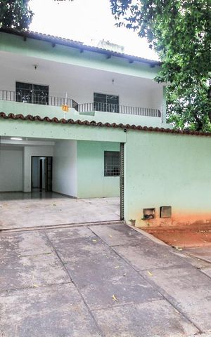 Casa à venda com 240m², 4 quartos e 2 vagasFachada