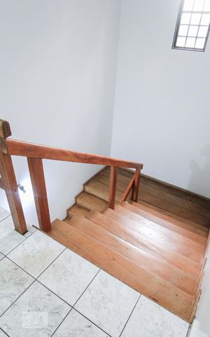 Casa à venda com 240m², 4 quartos e 2 vagasEscada de acesso aos Quartos