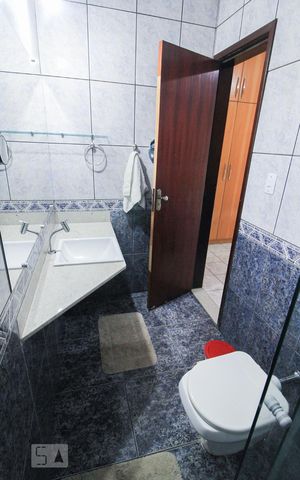 Casa à venda com 240m², 4 quartos e 2 vagasBanheiro da Suíte 2