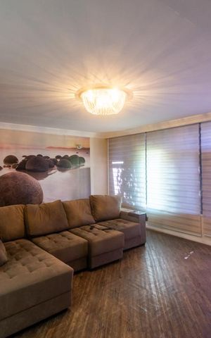Casa à venda com 384m², 3 quartos e 4 vagas Casa à venda com 384m², 3 quartos e 4 vagasSala