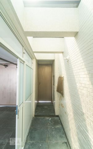 Casa à venda com 384m², 3 quartos e 4 vagas Casa à venda com 384m², 3 quartos e 4 vagasEntrada de Empregada