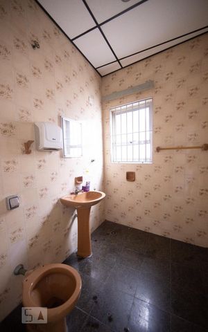 Casa para alugar com 250m², 2 quartos e 2 vagasBanheiro Social