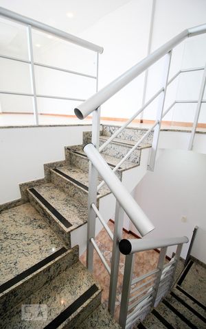 Apartamento para alugar com 200m², 4 quartos e 4 vagasDetalhe Escada