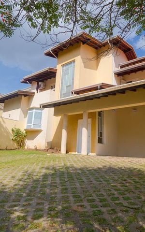 Casa à venda com 350m², 4 quartos e 3 vagasFachada
