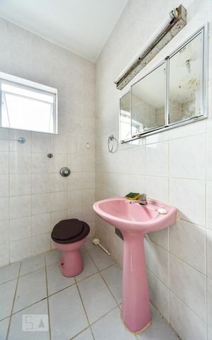 Casa à venda com 200m², 3 quartos e 2 vagas Casa à venda com 200m², 3 quartos e 2 vagasBanheiro Social