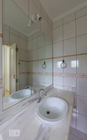 Casa para alugar com 750m², 5 quartos e 8 vagasBanheiro da Suite 1