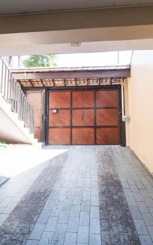Casa à venda com 276m², 3 quartos e 3 vagas Casa à venda com 276m², 3 quartos e 3 vagasGaragem