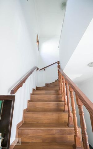 Casa à venda com 276m², 3 quartos e 3 vagas Casa à venda com 276m², 3 quartos e 3 vagasEscada para os Dormitórios