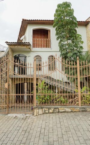 Casa à venda com 240m², 4 quartos e 4 vagas Casa à venda com 240m², 4 quartos e 4 vagasFachada