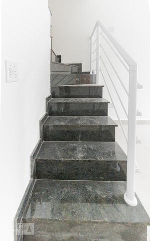 Casa à venda com 120m², 2 quartos e 4 vagas Casa à venda com 120m², 2 quartos e 4 vagasEscada