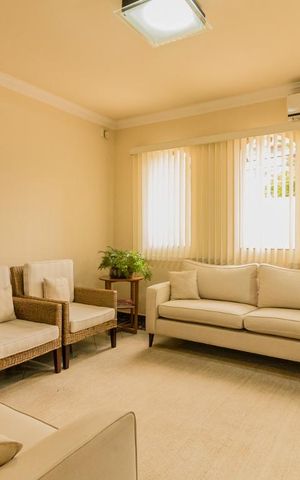 Casa à venda com 300m², 3 quartos e 3 vagas Casa à venda com 300m², 3 quartos e 3 vagasSala