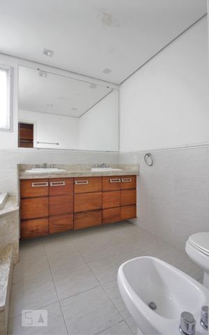 Apartamento à venda com 197m², 4 quartos e sem vagaBanheiro da suíte 2