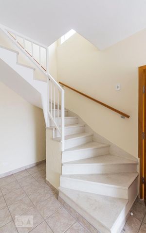 Casa à venda com 140m², 3 quartos e 2 vagasEscada para o piso superior