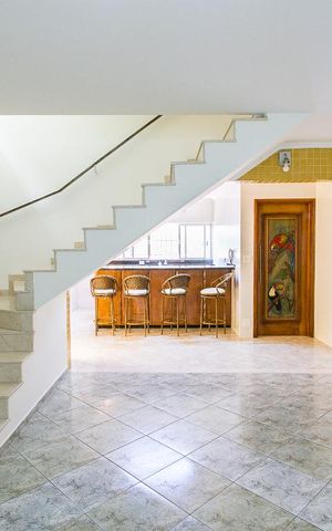 Casa à venda com 253m², 3 quartos e 2 vagasSala