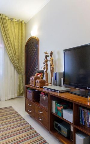 Casa à venda com 380m², 3 quartos e 3 vagas Casa à venda com 380m², 3 quartos e 3 vagasSala