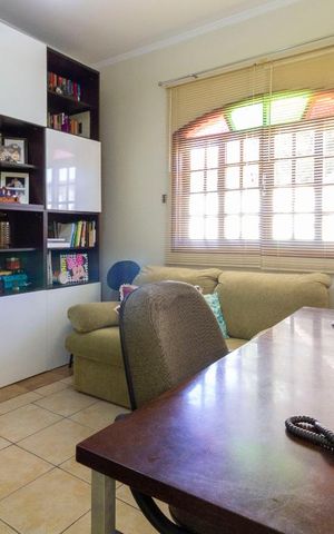 Casa à venda com 380m², 3 quartos e 3 vagas Casa à venda com 380m², 3 quartos e 3 vagasEscritório