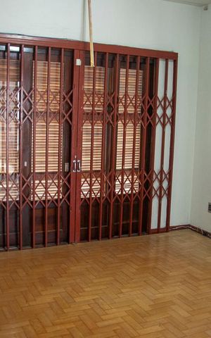 Casa à venda com 265m², 5 quartos e 3 vagas Casa à venda com 265m², 5 quartos e 3 vagasQuarto 4